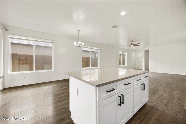 Building Photo - 1643 Stratford Pl