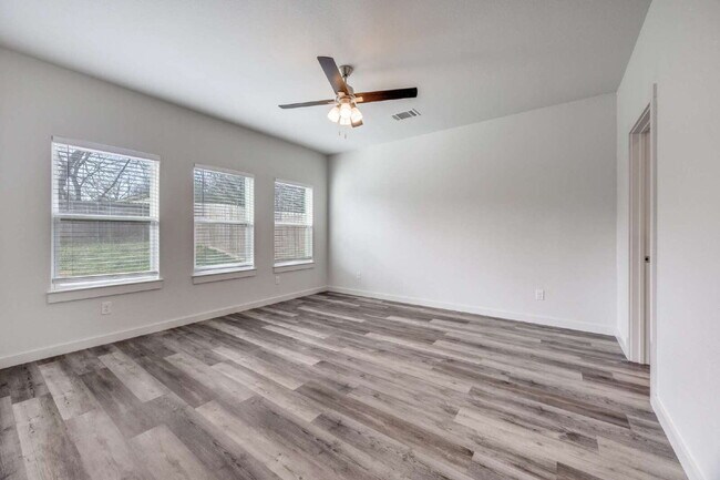 Building Photo - 3-Bed Home with Fenced Yard & Attached Garage in Sunny Side – Denison