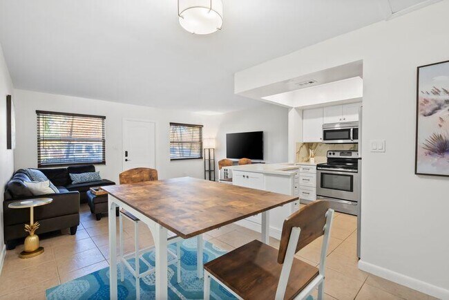 Building Photo - 2319 Tamarind Dr