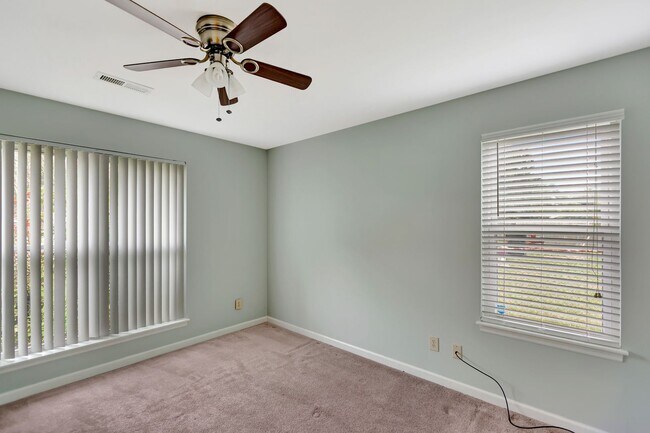 Building Photo - Charming Single-Story Home with Huge Backy...