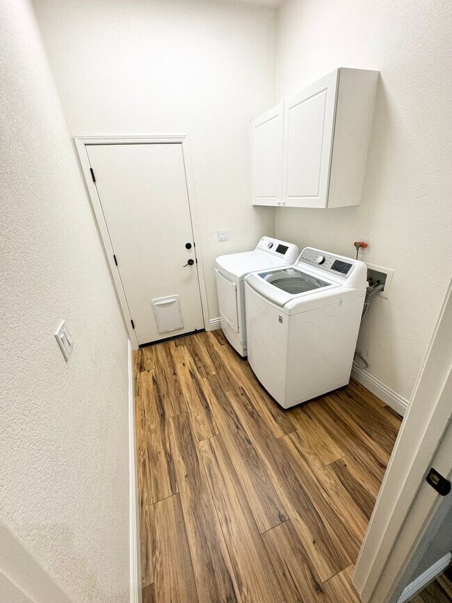 Building Photo - Beautiful Stylish South Reno Home