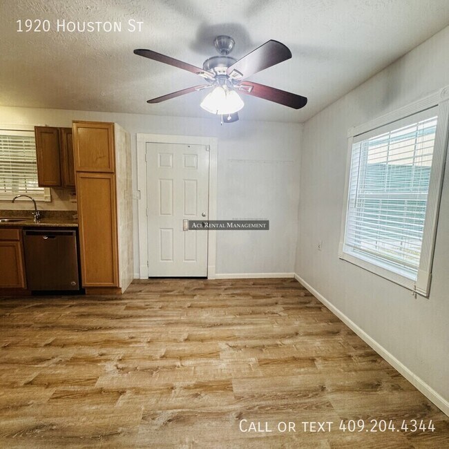 Building Photo - 1920 Houston St