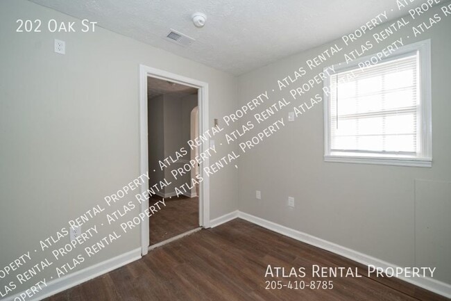 Building Photo - 202 Oak St