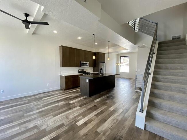 Building Photo - Draper townhome with VIEWS!