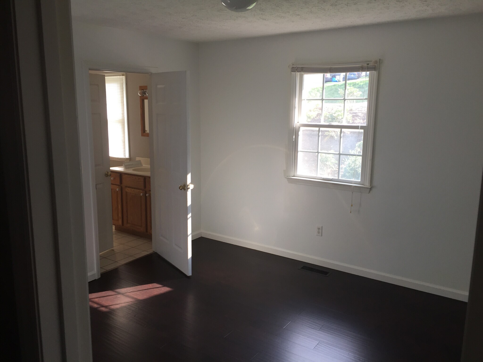 Building Photo - 251 Rembrandt Dr