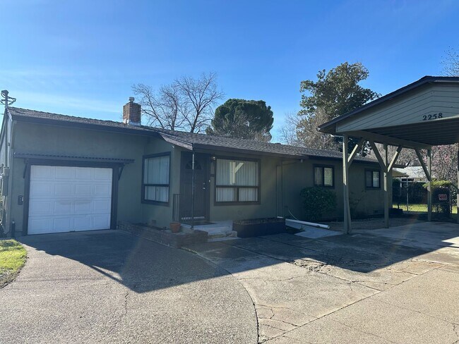 Building Photo - New listing! Beautifully maintained home in convenient location