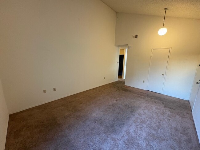 Building Photo - Villa Martinique Town Home!