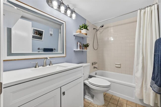 Building Photo - 7625 Sun Island Dr S