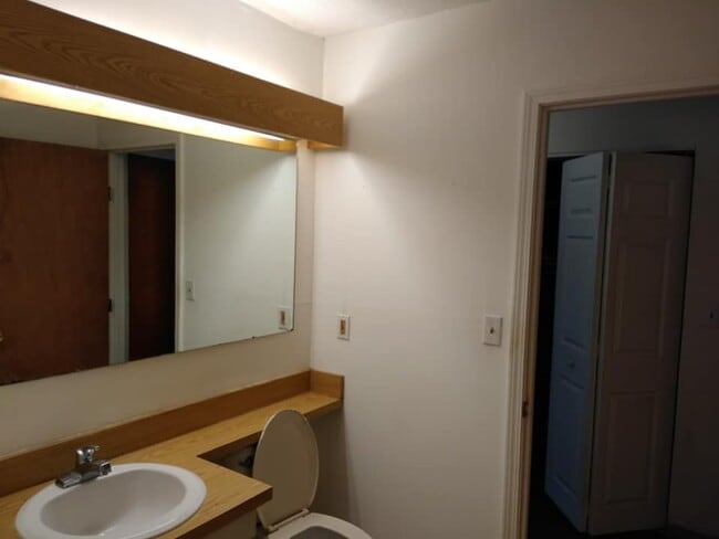 Building Photo - 8 Kenmar Dr