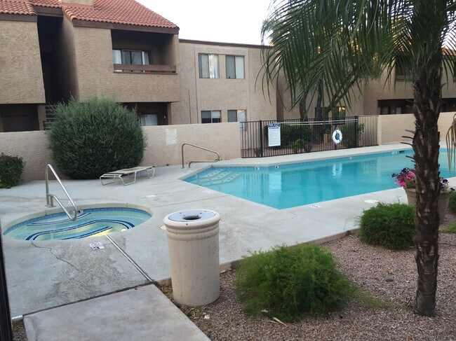 pool and jacuzzi - 2938 N 61st Pl