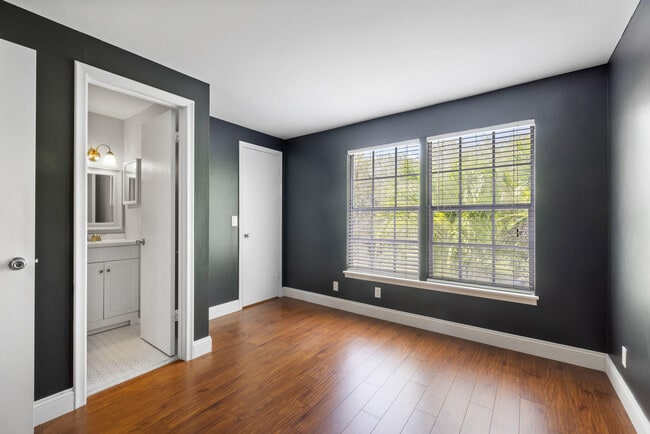 Building Photo - 217 Georgian Park Dr