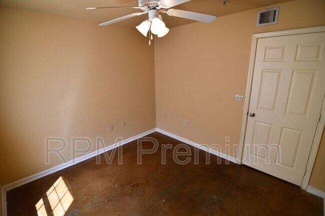 Building Photo - 5480 Spring Ln