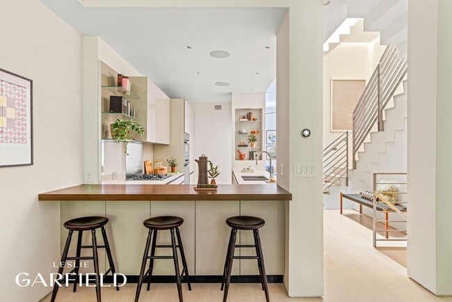 Building Photo - 240 E 61st St