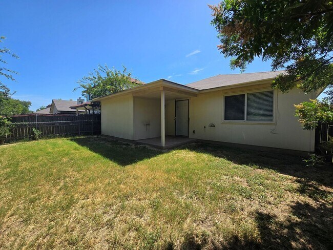 Building Photo - AVAILABLE NOW!