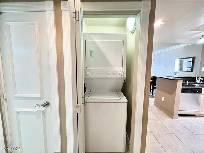 Building Photo - 260 E Flamingo Rd