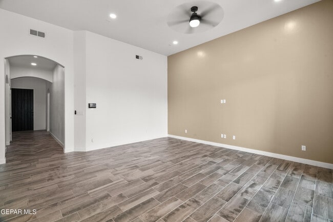 Building Photo - 874 Harpendem Dr