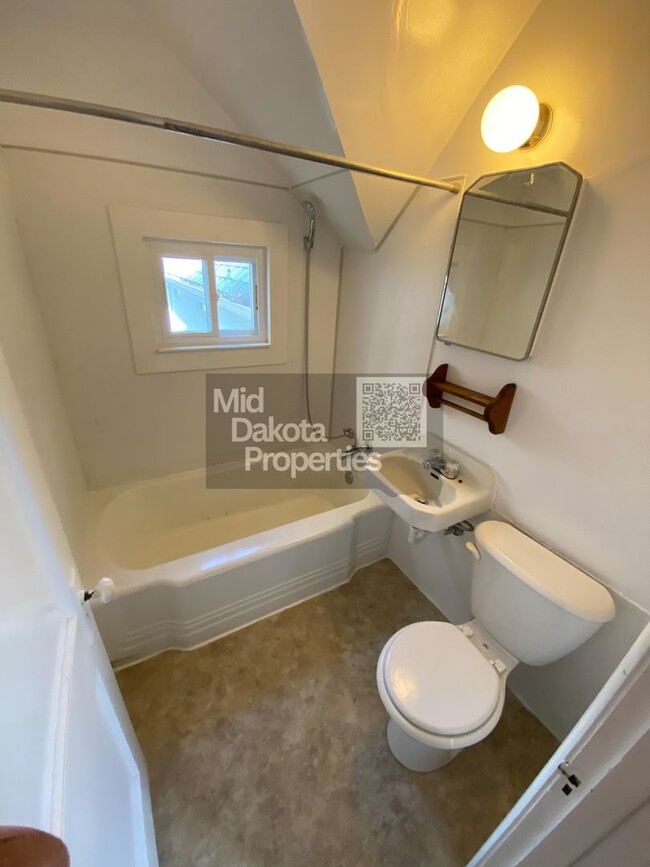 Building Photo - 1000 W 3rd- 5 bedroom, 2 bathroom, Attache...