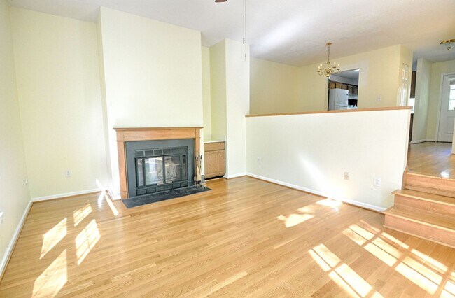 Building Photo - Townhouse close to UNC-CH!