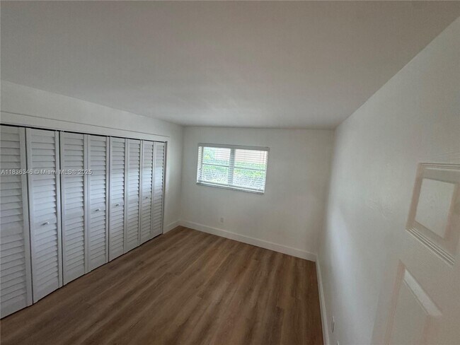 Building Photo - 1201 SW 42nd Ave