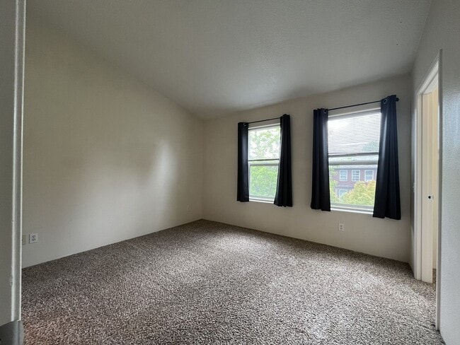Building Photo - Spacious Three-Story Townhome Near Orenco Station with Attached Garage, Private Balcony, and Vaul...
