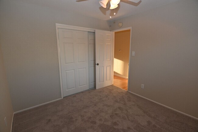 Building Photo - 5719 Lathrop Dr