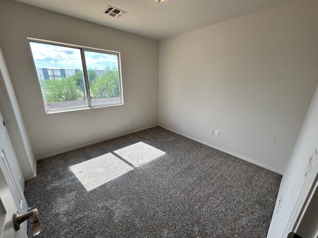 Building Photo - Bright 4Bdm 3Ba Goodyear home