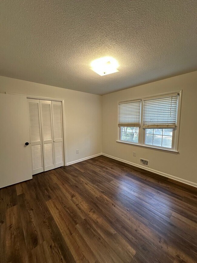 Building Photo - East-side home move-in ready