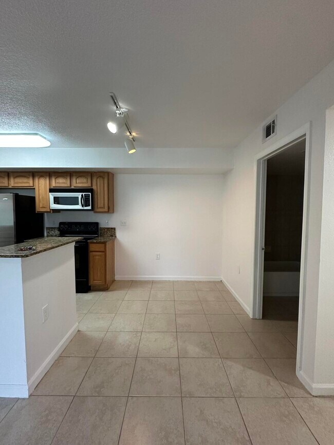 Building Photo - 301 SW Palm Dr