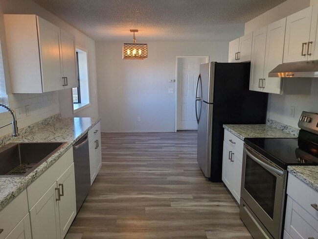 Building Photo - 1/2 OFF OCTOBER RENT - House with Garage &...