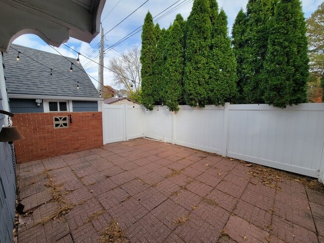 Building Photo - Beautiful Cedar Falls Home