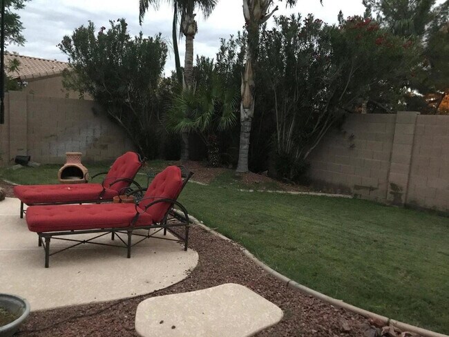 Building Photo - 483 W Carob Dr