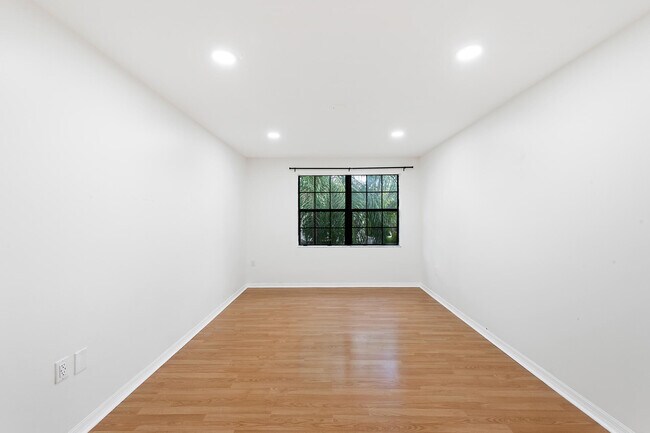 Building Photo - 243 City View Dr