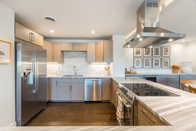 Building Photo - 2701 Westheimer Rd