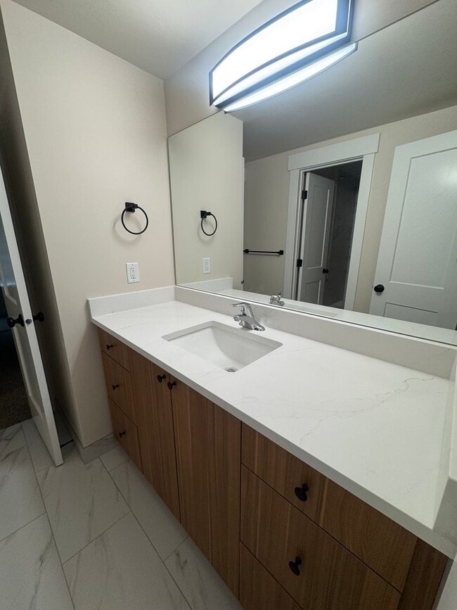 Building Photo - Beautiful Cottonwood Heights Duplex!