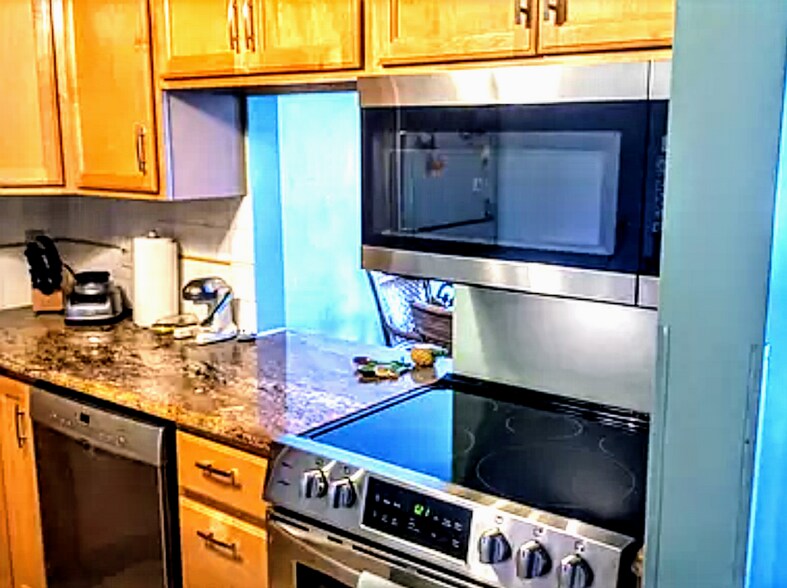 Building Photo - 1516 S Lakeside Dr