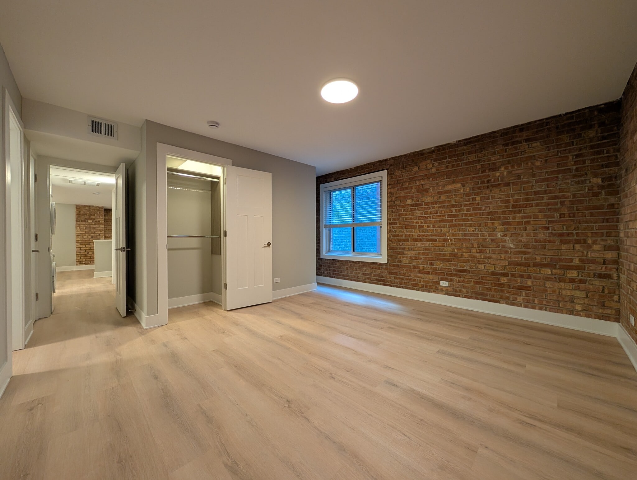 Building Photo - 1214 N La Salle Dr