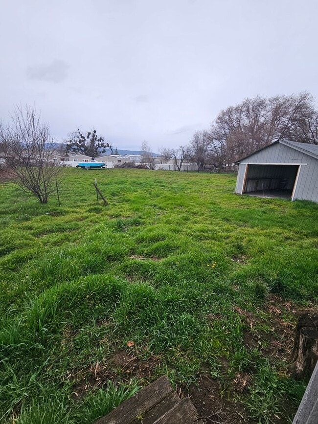 Building Photo - Almost 1300 sqft of Living Space with Plenty of Parking