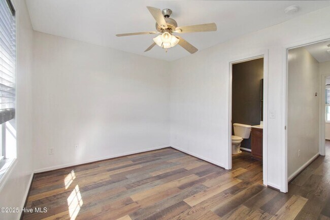 Building Photo - Short Term Townhome Available ASAP!