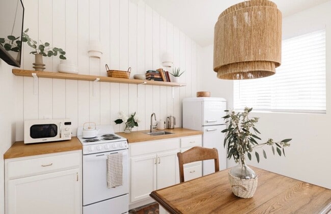 Building Photo - Fully furnished studio apartment in the North End! | 3-6 month leases available!!