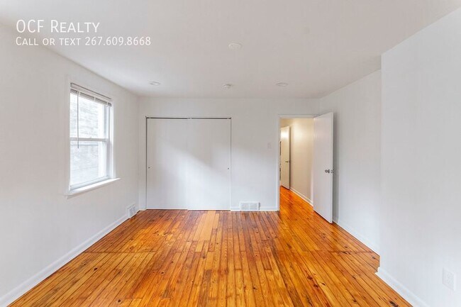 Building Photo - Center City Two Bedroom