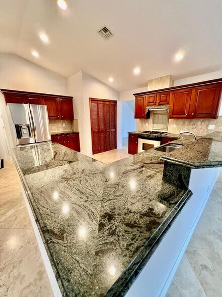 Building Photo - 6083 Vista Linda Ln