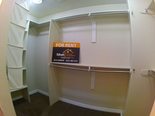 Building Photo - 5 bdrm 3bth Home 3 Car Garage Some utiliti...