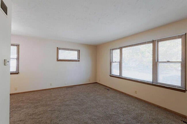 Building Photo - 375 S 44th St