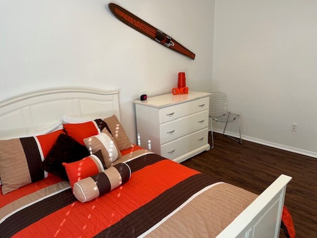 Building Photo - Fully furnished 3 BR Home Includes Utiliti...