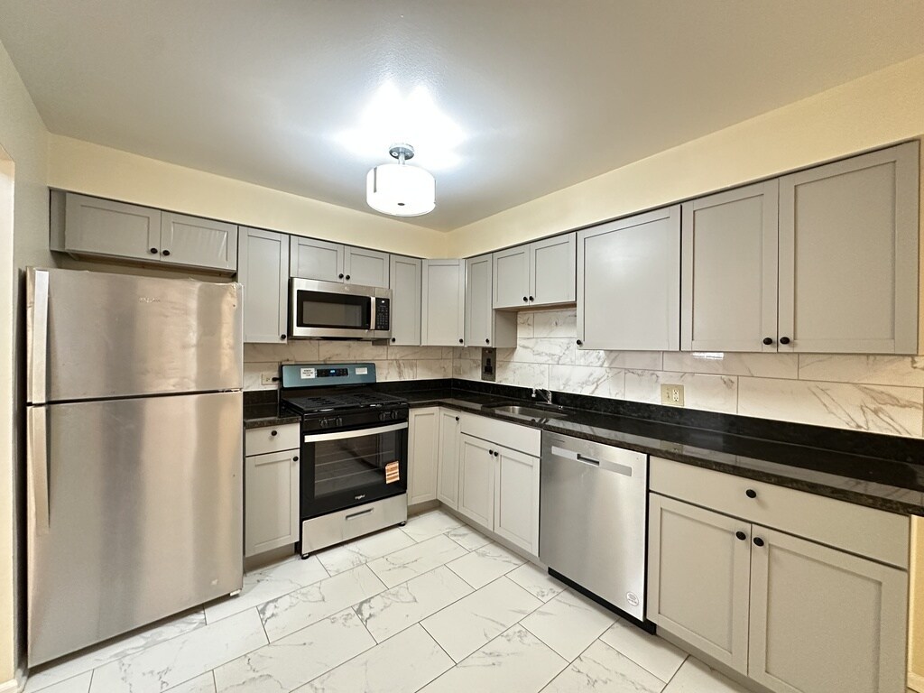 Building Photo - 630 Lincoln Ave