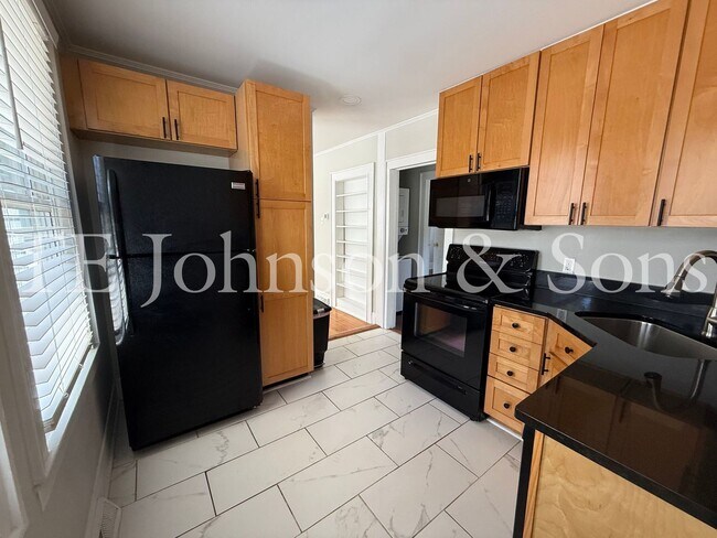 Building Photo - Charming 3BR Home with Fenced Yard, Hardwood Floors and Classic Built Ins