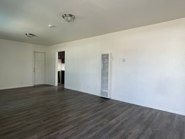 Building Photo - Large and Remodeled 2 Bedroom Unit!