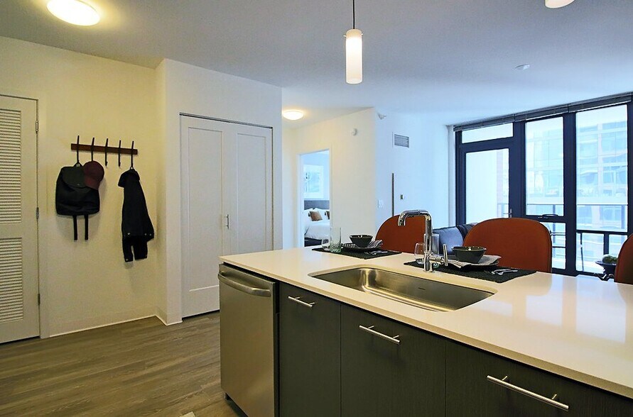 Building Photo - 632 N Wells St