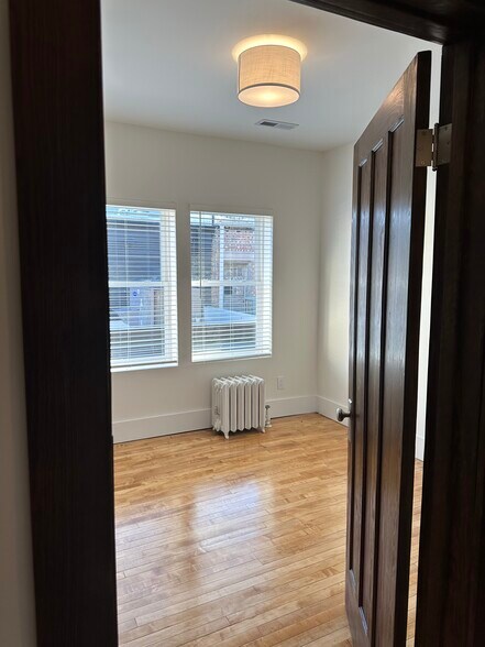 Building Photo - 412 Pleasant St