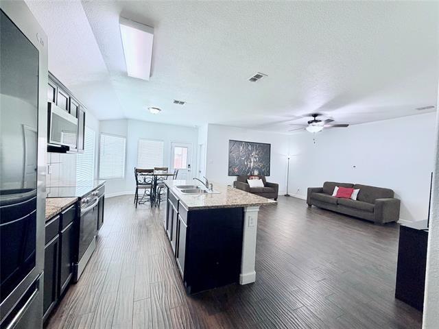 Building Photo - 520 Cantebury Park Ln